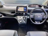 視点が高く、周りが見えやすいシート位置となっております。運転する時の眺めもいいですよ♪アームレストもあるので、長時間ドライブが楽しくなりますね!
