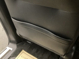 【収納】後部座席収納。散乱しがちな小物を収納するのに便利です。お子様のおもちゃやティッシュボックス、書類等様々なものの収納が可能です。