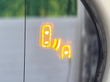 【ブラインドスポットモニター】走行中、ドアミラーの死角になりやすい箇所に後続車が接近するとサイドミラーのレンズに警告を表示!ドライバーに注意喚起をしてくれます。