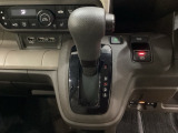 CVT車のセレクトレバーです。低速から高速まで、変速ショックのないスムーズな走りを実現するとともに、エンジン効率のよい領域を維持することで燃費にも貢献します。