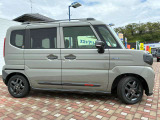 車線逸脱抑制機能です。カメラが左右の区画線を検知し、はみ出す可能性が高いと判断した場合にドライバーにステアリング操作を促し、車両を車線の内側に戻すように支援をします。
