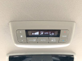【トリプルゾーンコントロールエアコン】運転席・助手席・後席それぞれで温度調整が可能。快適な車内空間を保ちます。