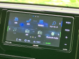 多彩な機能を備えたナビオーディオシステム。普段使いから長距離ドライブまで、快適なカーライフをサポートします。使いやすいインターフェースも魅力です。