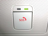 SOSコールは急病時やあおり運転被害などの危険を感じた時スイッチを押すと専門のオペレータに繋がって警察や消防への連携をサポートしてくれます。万が一の事故発生時にはエアバッグ展開と連動して自動通報します。