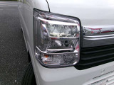 【LEDヘッドランプ】ハロゲンヘッドランプの約2倍の光量でより明るく遠くを照射。視認性、長寿命、省電力に優れ、スタイリッシュな白光色も魅力