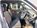 運転席側から観たフロントシートのイメージです。