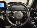 ハンドルにHondaセンシング系のクルーズコントロールやレーンキープアシストなどのスイッチと、オーディオの操作スイッチが装備されています。ハンドルから手を離さず安全に操作できます。