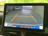 駐車時の安全性を高めるバックモニター。狭い場所でもスムーズな駐車をサポートします。ガイドライン表示で、距離感が掴みやすくなっています。
