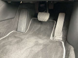 長距離運転でも足が疲れないオルガン式アクセルペダル。つま先だけの操作で速度調整ができるのでらくちんです。