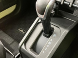 握りやすいステアリングは、長距離運転でも疲れにくい設計。操作性も高く、スムーズなドライビングをサポートします。快適な運転体験を。