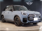MINIのフロントグリルのデザインはイギリスで生まれた当初から、シルバーのサイドバーが折り重なった伝統的なデザインで御座います。その伝統はBMWのお車になってからでも少しずつ形を変えて守られております