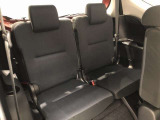 サードシートです。荷物が思ったより多くなった時や、大人数のドライブなど様々なシーンで対応が来ます。片方を畳んで荷物を載せたり、シートアレンジも自由自在。