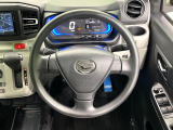 インテリアに合わせたデザインのステアリングは、運転される方のことも考え、運転しやすい形状、大きさです。是非一度、実際に触ってお確かめください。