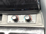【シートヒーター&ベンチレーション】夏場は涼しい風でお尻や背中の熱やムレを防ぎ、冬はエアコンよりも早く温まってポカポカに!季節を問わず快適に過ごせます。