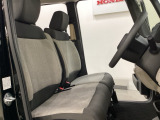 座面も厚みがあり背もたれも高く、広い足元にゆったり座れるシートです。運転席と助手席の間が空いている為、助手席側への移動がスムーズです。交通量の多い道でも助手席側から乗り降りができます。