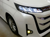 LEDヘッドライトです。デザイン性がよくとても明るいので、夜間の走行や悪天候でも安心です。しかも長寿命!