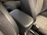【アームレスト】運転時の疲労軽減にもなるアームレストがついています!