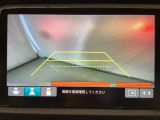 バックでの車庫入れも安心です!リアカメラが付いているバックモニター付のナビディスプレイを装備しております。操作線もついており距離感も画面から確認できます。