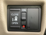左側電動スライドドアは運転席からでも操作ができるように、ハンドル付近に開閉の操作スイッチが付いています。