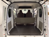 開口部も広く荷物の積み下ろしもしやすいお車となっております。4人乗りでも充分な荷室のスペースがあります。