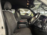 運転席の画像です。足元やシートまわりに余裕があり、リラックスした姿勢で運転が可能です。視界も良好で操作系へのアクセスもしやすく、快適で安心感のあるドライブをサポートします。