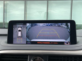 【パノラミックビューモニター】クルマを真上から見下ろした視点で駐車をサポートします。クルマの斜め後ろや真横など、いち早く障害物に気が付くことができます。