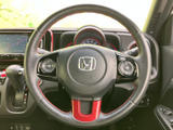 握りやすいステアリングは、運転操作をスムーズにします。スポーティーなデザインが、ドライビングへの情熱を掻き立てます。操作性も抜群です。