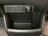 アクセサリーソケットはUSBのアダプターなどをつければ、スマホの充電にも使えます。周辺には物が置けるボックスがついています。
