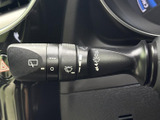 雨天時でもクリアな視界を確保できるワイパーレバー。操作も簡単で、快適な運転をサポートします。悪天候時にも安心です。