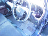 運転席の足元も広く運転しやすいです!!