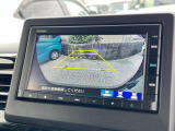 【バックカメラ】運転が苦手な方も車庫入れラクラクです!ギアをリバースに入れれば自動的に切り換わりますので、面倒な操作は不要です♪狭い駐車場もお車を傷つけず安心ですね!
