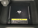 センターコンソールにはワイヤレス充電器を装備してます。Qi(チー)規格対応のスマートフォンなどを置くだけでワイヤレスで充電可能です。またスマートフォンの充電可能なUSB端子なども別途装備しています。