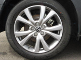 18インチ純正アルミホイールを装備。タイヤサイズは215/55R18となります。