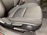 運転席にはドライバーの体型や好みに応じて前後方向だけでなく、高さの調整ができるシートリフターを装備!