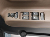 パワーウィンドウのスイッチです。 運転席に居ながら助手席の窓を開け閉めできるので便利ですよ。 ロック機能も付いてるので子供がイタズラして窓を開けるという事もできなくできますよ。