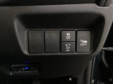 VSA装備車です。VSAはドライバーの操作と車の動きを見守っています。もし車の挙動が乱れたとき、4輪別々にブレーキをかけたり、エンジンパワーをしぼることによって車を安定させます。