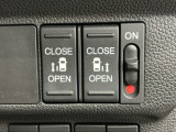 狭い所でも乗り降り楽々な両側電動スライドドアです!簡単にドアの開閉が出来る為女性やお年寄りにも優しく、荷物で手が塞がった時なども大変便利です!