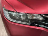 LEDヘッドライトは、点灯の瞬間から最大光量を発揮し、突然暗くなるトンネルなどでの安定感を高めます。