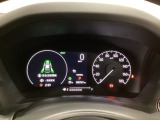 ハイブリット車専用のメーターです。右側の大型スピードメーターに加え、ステアリングスイッチを使って左のマルチインフォメーション・ディスプレイで燃費や動力伝達などの情報が見れるようになっています。