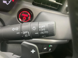 操作しやすい位置に配置されたウインカーレバー。スムーズな操作で、安全な車線変更をサポートします。直感的に操作できます。