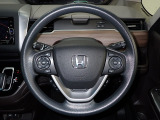 ハンドル左側にはオーディオ操作が出来るオーディオリモートコントロールスイッチ、右側にはHonda SENSINGとオートクルーズコントロールのスイッチを装備!
