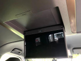 【フリップダウンモニター】大画面モニターで後席でもエンタメをお楽しみいただけます。小さなお子様にも大人気の装備です♪