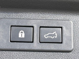 【パワーバックドア】スマートキーや運転席のボタンを押すだけでリアゲートが自動で開閉します!荷物を持っている時や、高い位置にあるバックドアを閉める際に便利な機能です♪