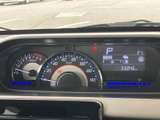 視認性の高いメーター類で、運転に必要な情報をしっかりと確認できます。デジタル表示を採用した、スタイリッシュなデザインです。