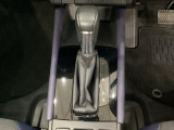「e:HEV」搭載車です。日常シーンのほとんどをモーターで走行し、高速クルージングなどモーターよりもエンジンの方が効率が良い領域はエンジンで走行、あらゆる領域で優れた燃費走行を実現します。