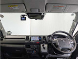 シンプルながら機能性あふれる運転席周りです。 使いやすいスイッチ類の配置によりとても運転しやすいですよ。