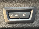 ●電動リアゲート:ワンタッチでリアゲートの開閉ができ、荷物などで両手が塞がっている状態でも簡単に開閉ができる便利機能です。
