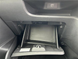 【グローブボックス】大容量のグローブボックスです!!車検証ケース他、日頃使う小物類の収納スペースもたくさんあります!