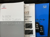 スマートキーは鍵をバッグに入れたままでもドアロックの開閉やエンジンのON・OFFができます。夜間や雨の日も鍵を探さなくて良いので便利です。