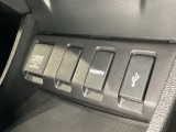 アクセサリーソケットはUSBのアダプターなどをつければ、スマホの充電にも使えます。横にはナビゲーション用の外部入力可能なUSB端子などがついており、周辺には物が置けるトレーがついています。